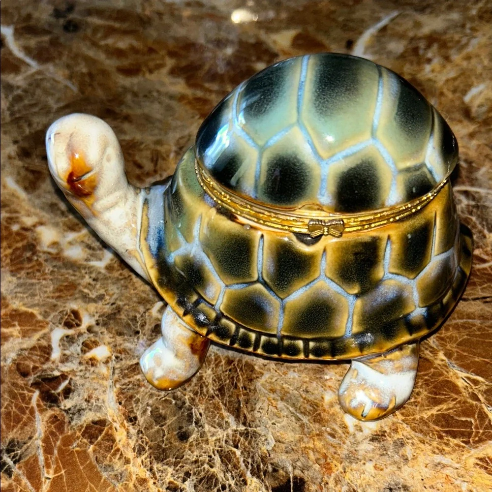 Vintage Ceramic Turtle Trinket Box.3.5 tall
